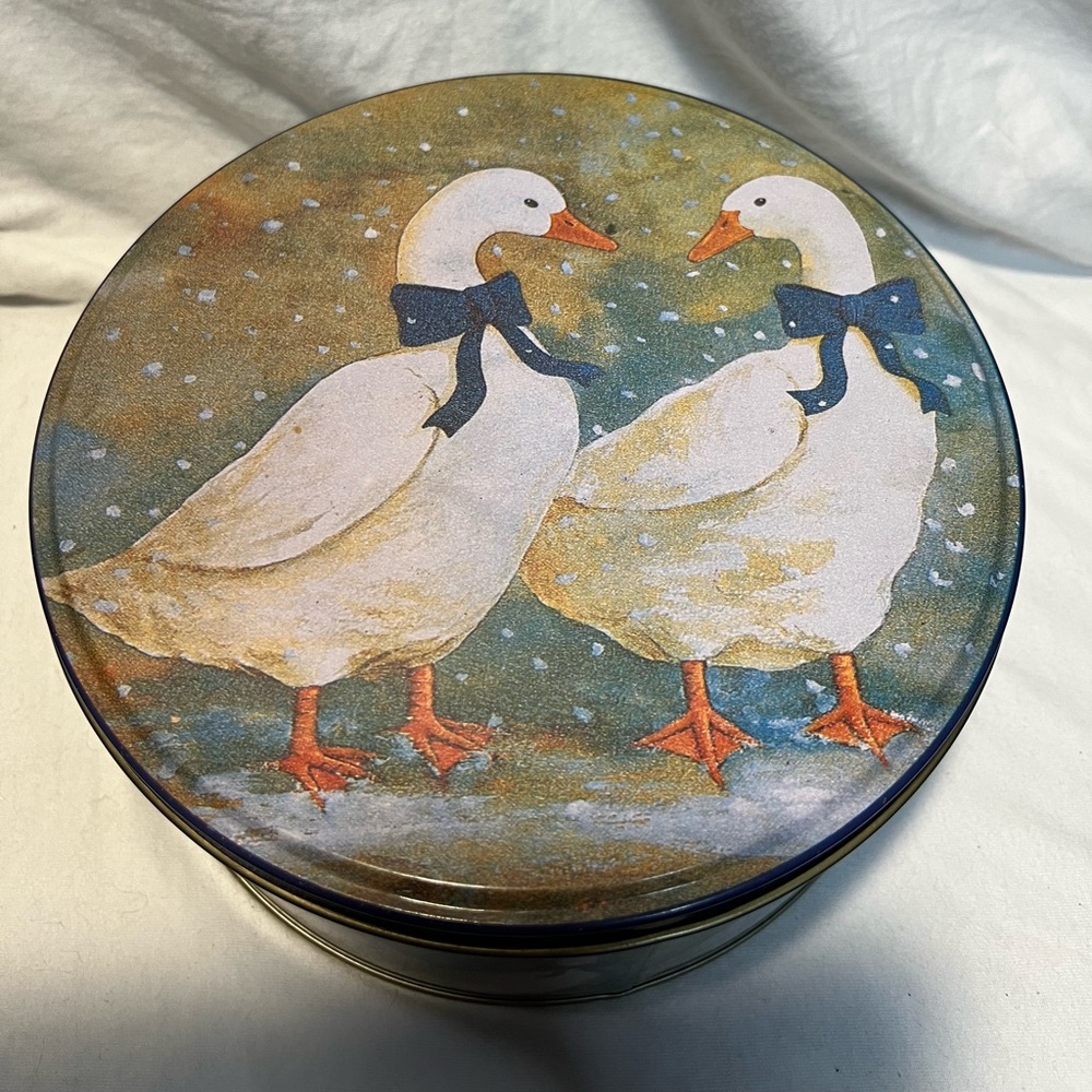 Snowy goose vintage round tin‎